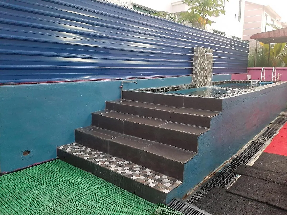 5Room Home2Stay Hayyan Muslim Pool Малакка 0*,
