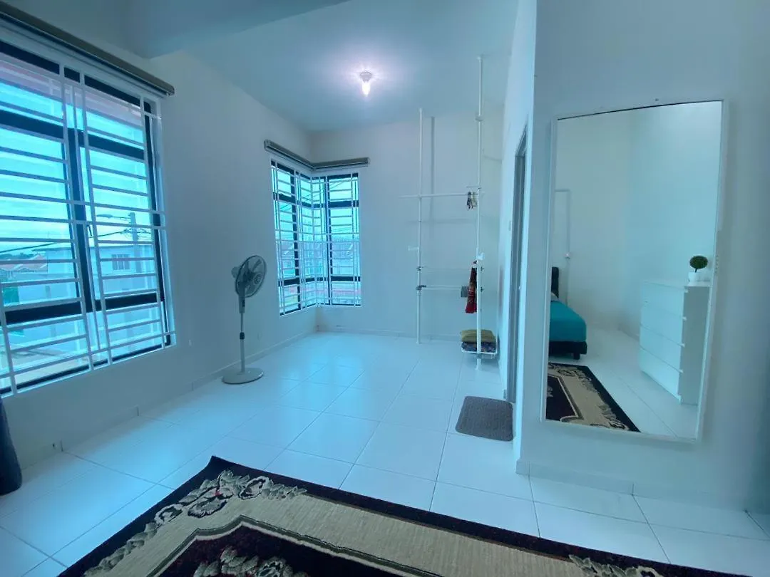 5Room Home2Stay Hayyan Muslim Pool Малакка 0*,